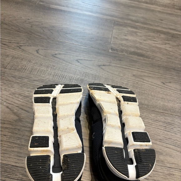 On Womens’s Cloud Black Sneakers- Womens 6.5 - Picture 6 of 6
